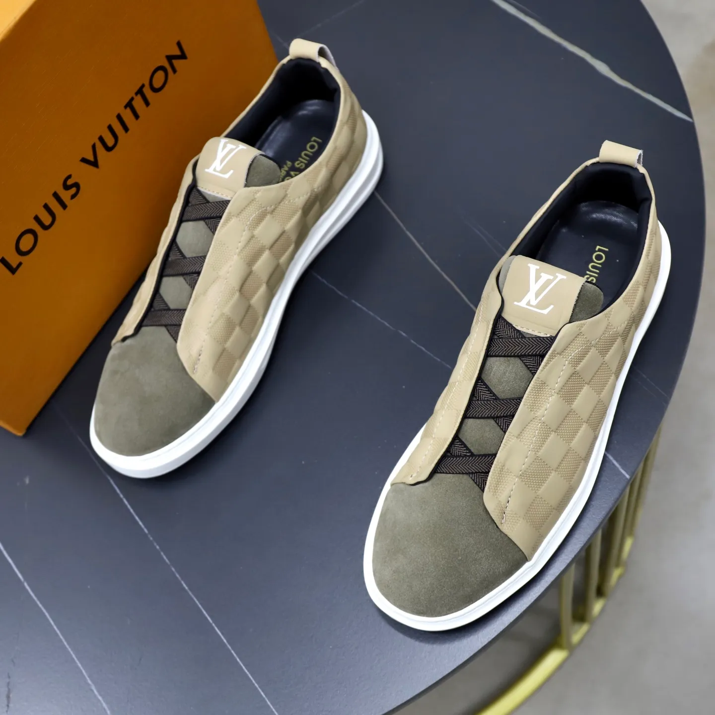 Ex-factory price: 442💰🙅‍♂️🙅‍♂️🙅‍♂️ Brand: LV Louis Vuitton Standard code: 38-44 (45 customized) Grade: Same as the official website Material: Original cowhide material stitching Comfortable and breathable sheepskin lining Lightweight and wear-resistant sports outsole Style category: Men's fashionable casual shoes Running sneakers Distinguished luxury brand elements Top luxury color: actual picture color